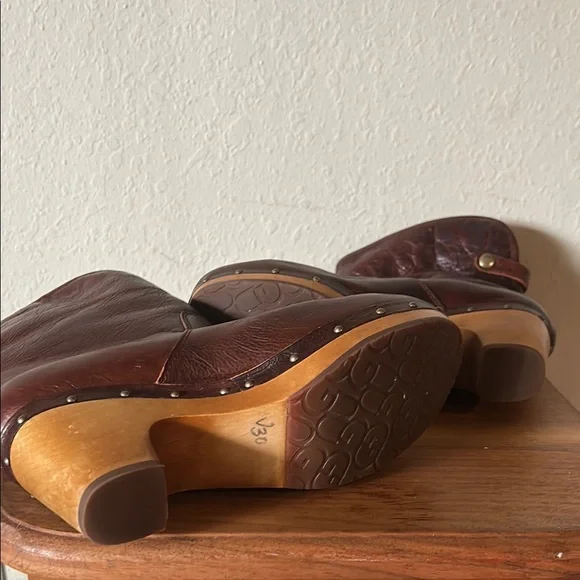 UGG Stylish Brown Leather Women's Boots 🤎 - Picture 3 of 5